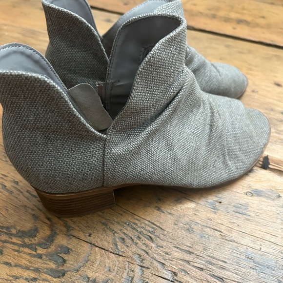 Canvas peep toe shoes. - Picture 3 of 3